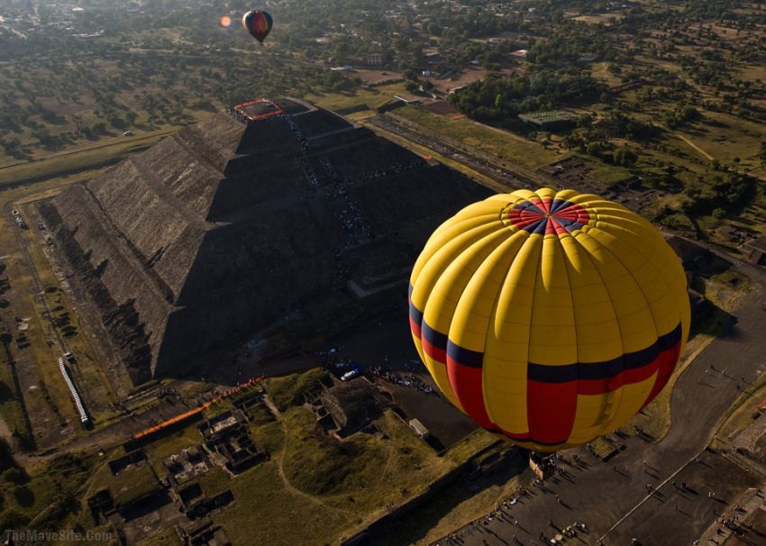 HotAirBalloonsFlyOverTheSunPyramid,Mexico..jpg