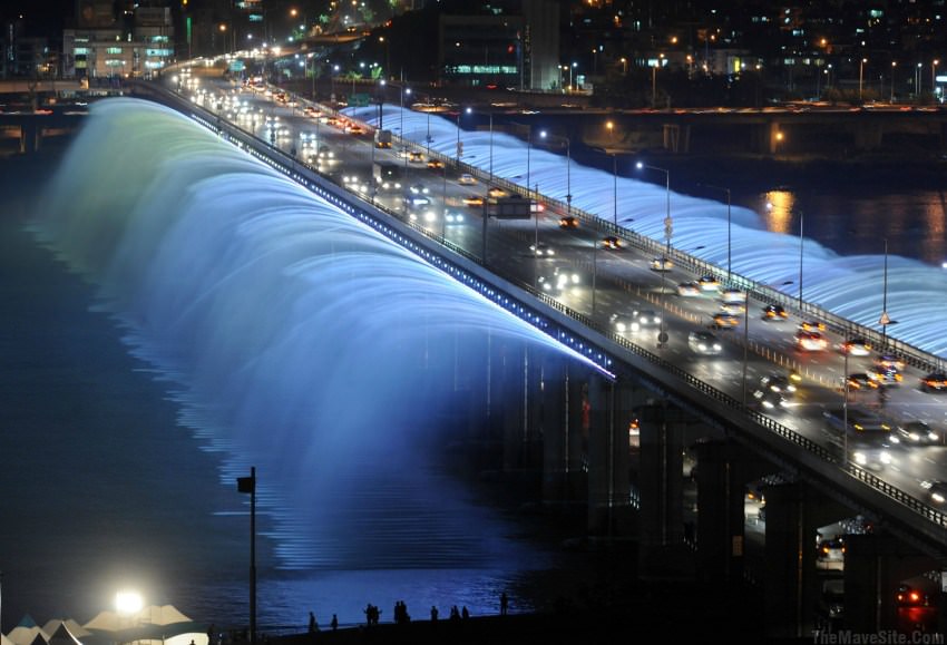 TheMoonlightRainbowFountain,BanpoBridge,Korea.jpg