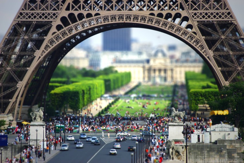 TheScaleOfTheEiffeTower.jpg