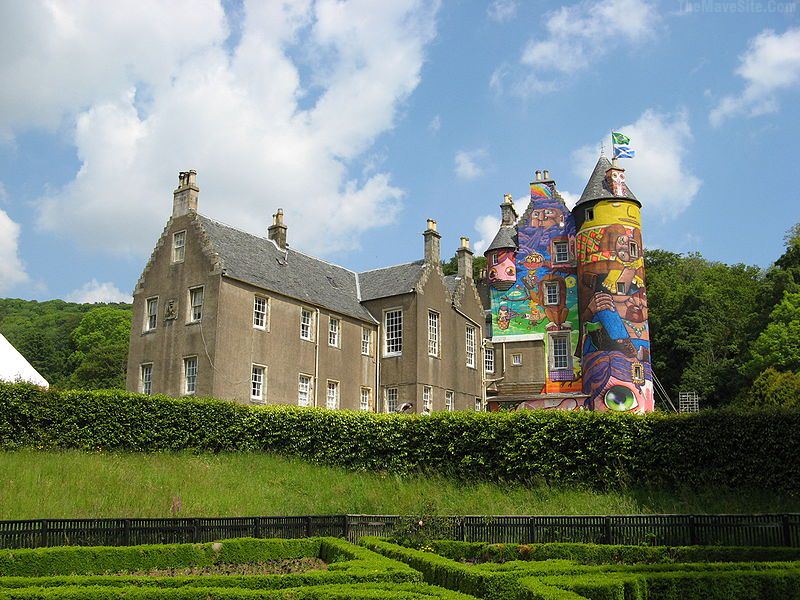 GrafittiCoveredCastle.jpg