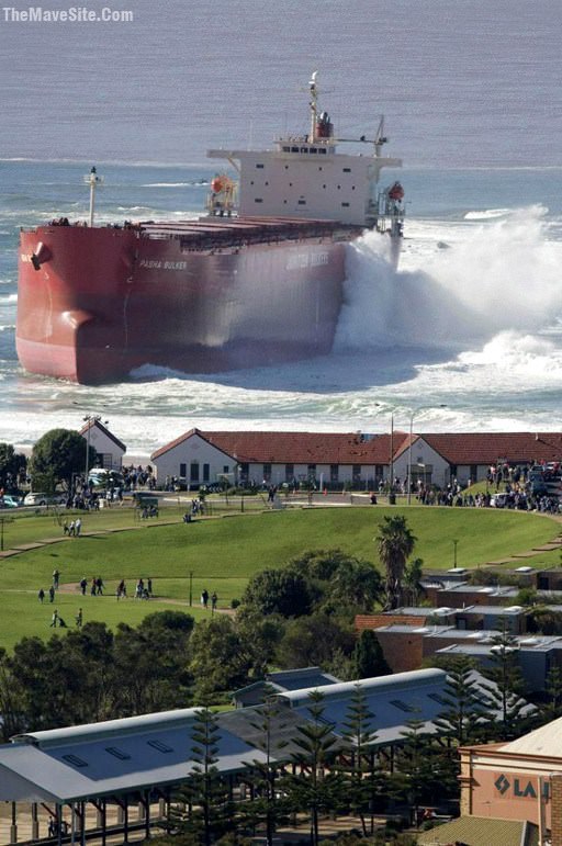 TheseArentTwoImages.TheShipIsReallyThatBig.jpg