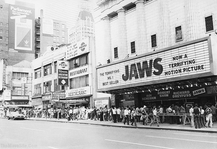 QueuingAroundTheBlockInNewYorkToSeeJaws.jpg