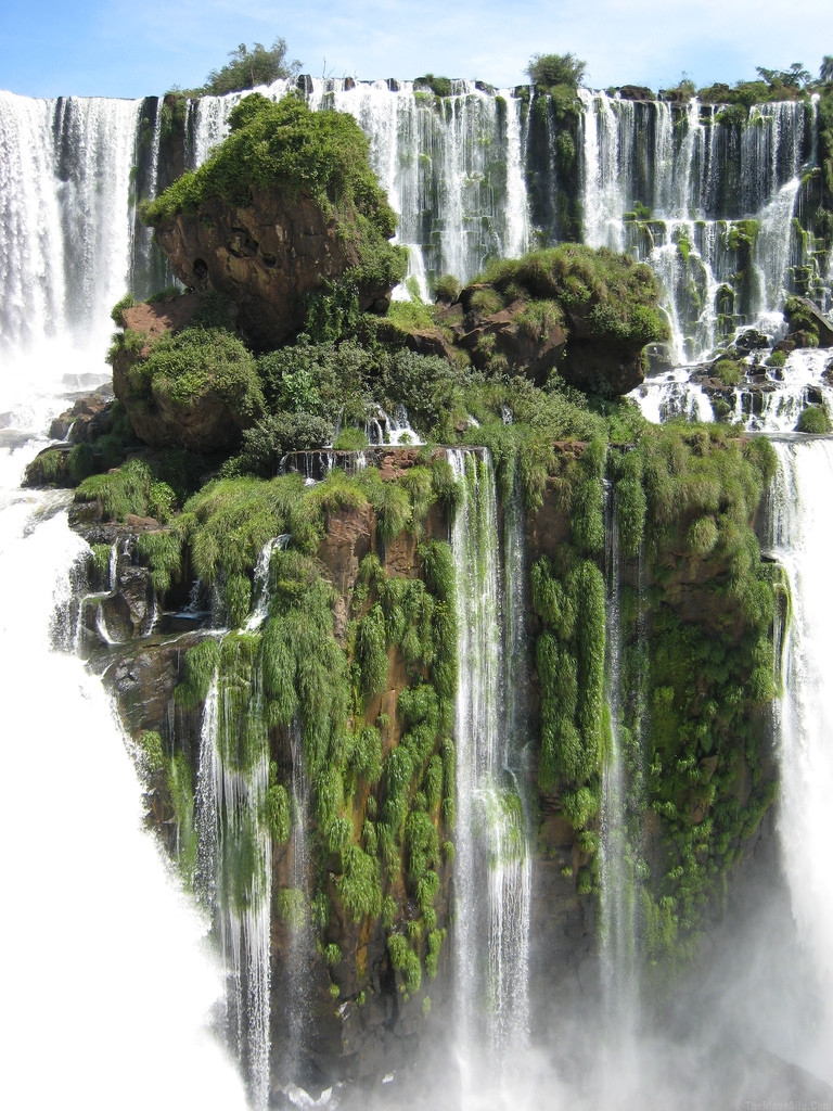 IguazuWaterfallsInNorthernArgentina..jpg