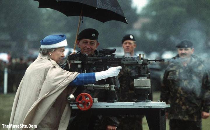QueenElizabethIIFiringAnSA80.jpg
